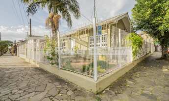 Imagem 2: Excelente casa de 3 dormitórios, sendo uma suíte, com piscina e churrasqueira. ótima local
