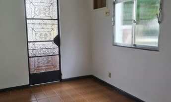 Imagem 3: Alugo ótima casa tipo sobrado, 2 quartos com garagem, em Del Castilho