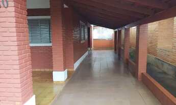 Imagem 3: Chalé em Caldas Novas com 3 quartos suítes, sala ampla, cozinha, varanda em "L"