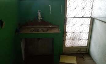 Imagem 7: Residência precisando de reforma, sala, 02 quarto, cozinha, banheiro, quintal