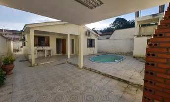 Imagem: ALUGO EXELENTE CASA COM PISCINA E 4 DORMITÓRIOS