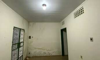 Imagem 2: Casa espaçosa com 2 quartos sendo uma suíte e quintal