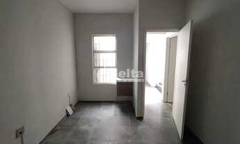 Imagem 2: Casa comercial com 5 salas disponível para venda no bairro Centro em Uberlândia-MG