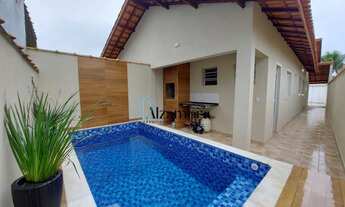 Imagem: Casa nova com piscina e churrasqueira em