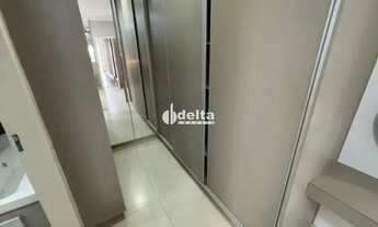 Imagem 6: Casa em condomínio com 3 suítes, disponível para locação no bairro Laranjeiras em Uberlând