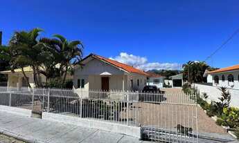 Imagem: Casa no centro da Palhoça com terreno grande