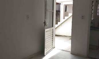 Imagem 2: Casa com 01 dormitório, sala, cozinha, banheiro e área de serviço - com 01 vaga de garagem