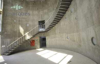 Imagem 2: Prédio comercial com Galpão e Docas