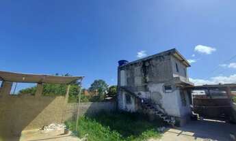 Imagem: Duas casas em barra de jangada perto de