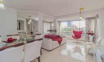 Imagem: Ampla cobertura com lareira, churrasqueira