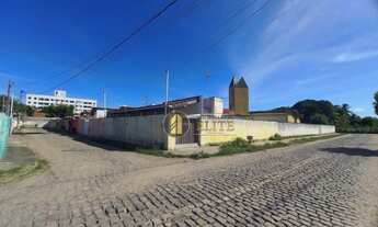 Imagem: Casa de esquina com 2/4, WC social, sala