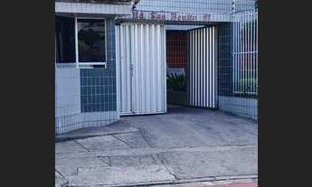 Imagem: Em frente a faculdade de Medicina da Unicap