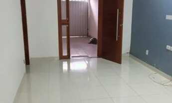 Imagem 2: Aluga-se bela casa com projetados/porcelanato/3 quartos