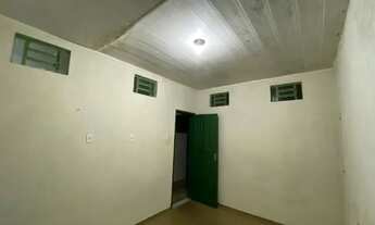 Imagem 7: Casa espaçosa com 2 quartos sendo uma suíte e quintal