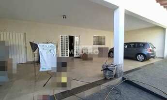 Imagem 2: CASA RESIDENCIAL à venda, 4 quartos, 1 suíte, 3 vagas, Santa Mônica - Uberlândia/MG