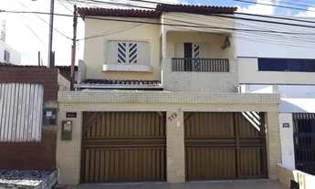 Imagem: Casa à venda em rua pública, CIRURGIA