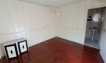 Imagem 6: Terreno plano e murado com 406 m² com casa de madeira