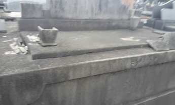 Imagem 4: Jazigo em área nobre - cemitério do Caju-RJ