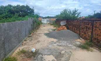 Imagem: Terreno murado documentado a 400m da praia
