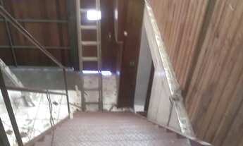 Imagem 7: Salão (piso superior) de 130 m² de vao aberto e 02 banheirosno Parque Casa de pedra