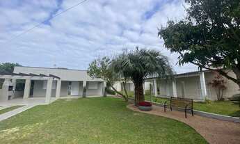 Imagem 2: Casa com 110m² em amplo terreno, 3 dormitórios (2 suites), junto ao centro na praia de Tra