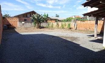 Imagem 2: Terreno plano e murado com 406 m² com casa de madeira