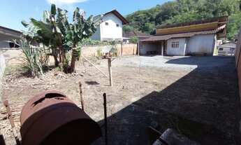 Imagem 3: Terreno plano e murado com 406 m² com casa de madeira
