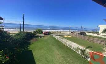 Imagem 6: Excelente sobrado em alvenaria de frente para o mar na Barra do Saí em Itapoá /SC., medind