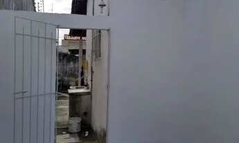 Imagem 6: Casa com 2/4, garagem coberta, área com casinha para pet