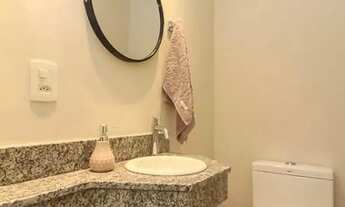 Imagem 3: Ótima casa de três andares, de frente, com orientação solar sul e área útil de 129,38m². C