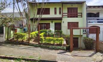 Imagem 2: Casa Espaçosa e Semimobiliada com 3 Dormitórios e Lareira no Partenon!