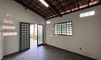 Imagem 3: Casa para alugar com quintal gramado no Presidente Médici