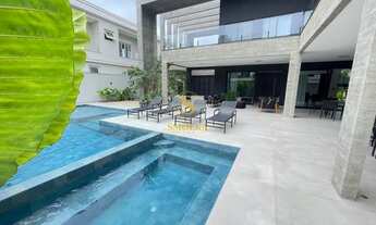 Imagem 2: Casa finamente mobiliada à venda em Jurerê Internacional, Florianópolis/SC