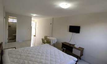 Imagem 2: Kitnet em Ponta Negra, quarto, cozinha e Banheiro