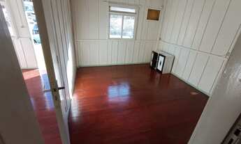 Imagem 7: Terreno plano e murado com 406 m² com casa de madeira