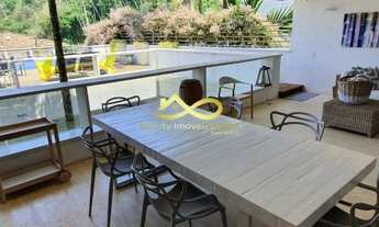 Imagem 6: Casa de alto padrão com piscina privativa e vista para o mar