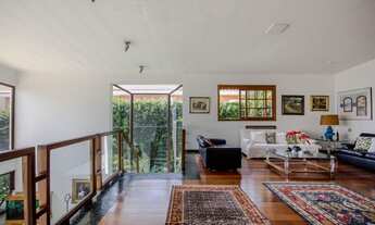 Imagem 2: Excelente Casa, 02 Suítes, 02 Vagas, Jardim Amplo, muito verde, Piscina, Churrasqueira e O