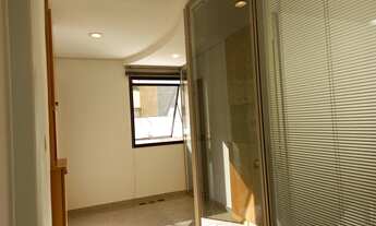 Imagem 2: Sala com divisórias de vidro duplo, sendo duas salas e uma recepção ao lado metro santa c