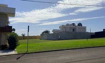 Imagem 2: Terreno Cond. Treviso c/ 680 m2 na Avenida Treviso em frente a praça