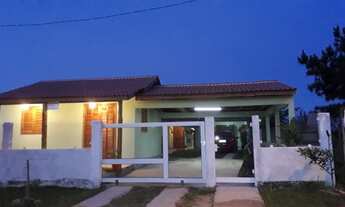 Imagem 2: Casa para venda possui 130 metros quadrados com 4 quartos em Itapeva - Torres - RS