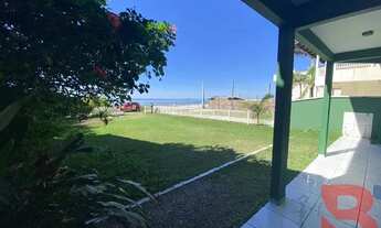 Imagem 4: Excelente sobrado em alvenaria de frente para o mar na Barra do Saí em Itapoá /SC., medind