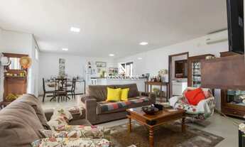 Imagem 2: Casa com 3 dormitórios com amplo pátio e piscina