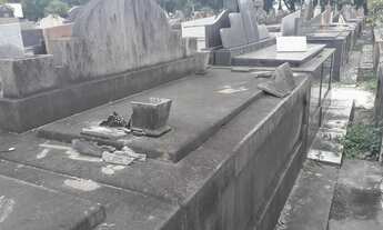 Imagem 2: Jazigo em área nobre - cemitério do Caju-RJ