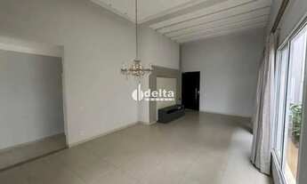 Imagem 2: Casa em condomínio com 3 suítes, disponível para locação no bairro Laranjeiras em Uberlând