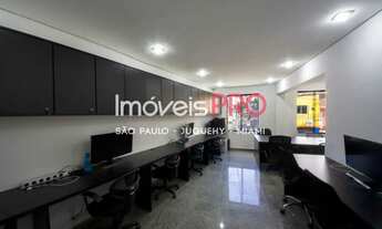 Imagem: Sala com 30 metros mesas e cadeiras comerciais