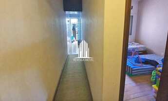 Imagem 5: Casa em frente a um dos vértices da Praça Louveira. Local aconchegante com: playground, pa