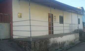 Imagem: Terreno com casa dentro. LEIA O ANÚNCIO