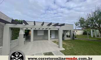 Imagem 1: Casa com 110m² em amplo terreno, 3 dormitórios (2 suites), junto ao centro na praia de Tra