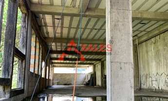 Imagem 3: Prédio em obra (faltando finalizar) em excelente localização, de esquina, em frente a uma