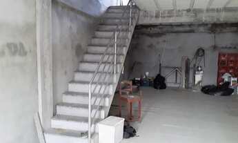 Imagem: Casa Ampla com Três Salões na Travessa